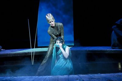 Jeden Tag sieht die Nixe Rusalka, wie der Prinz im See badet Jeden Tag sieht die Nixe Rusalka, wie der Prinz im See badet