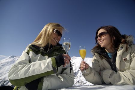 Bei den „Ladies First“! Wohlfühlwochen in St. Anton am Arlberg stehen vom 5. bis 26. Januar  die weiblichen Gäste im Mittelpunkt. Die Tiroler Ferienregion verwöhnt Freundinnen, Mütter, Töchter und Co. auf und abseits der Piste mit jeder Menge Service, zahlreichen Vergünstigungen und Goodies. Der Zeitpunkt ist günstig: Die Ladies können zusätzlich die Pauschale „Pulverschneewochen“ buchen und treffen zudem auf internationale Freerider, die im Januar auf die morgendliche First Line am Arlberg aus sind.