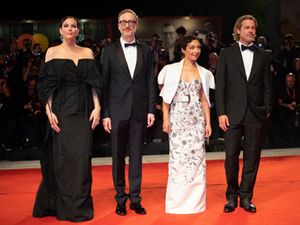 Mit Standing Ovations endete die Auffuehrung von AD ASTRA ZU DEN STERNEN und unter tosendem Applaus wurden die Weltstars Liv Tyler, James Gray, Ruth Negga, Brad Pitt gefeiert Mit Standing Ovations endete die Auffuehrung von AD ASTRA ZU DEN STERNEN und unter tosendem Applaus wurden die Weltstars Liv Tyler, James Gray, Ruth Negga, Brad Pitt gefeiert