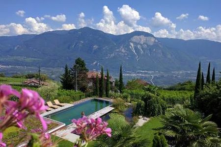 Baden mit Panoramablick  wer der Suedtiroler Hitze auch mal entkommen moechte, waehlt einen Bauernhof der Marke Roter Hahn mit Pool