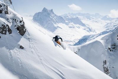 Unter Freeridern gefragt – neben 300 Kilometer markierten Abfahrten bietet das Skigebiet von St. Anton am Arlberg in Tirol satte 200 Kilometer Varianten im freien Gelände