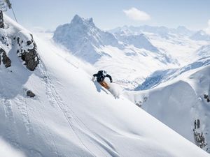 Unter Freeridern gefragt – neben 300 Kilometer markierten Abfahrten bietet das Skigebiet von St. Anton am Arlberg in Tirol satte 200 Kilometer Varianten im freien Gelände Unter Freeridern gefragt – neben 300 Kilometer markierten Abfahrten bietet das Skigebiet von St. Anton am Arlberg in Tirol satte 200 Kilometer Varianten im freien Gelände