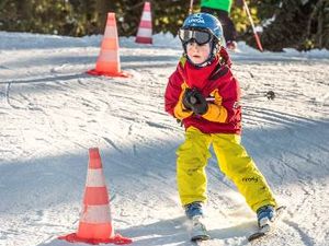 Frueh übt sich in der Skischule KinderKaiserland Scheffau am Wilden Kaiser lernen die Kleinen das Skilaufen von der Pike auf Frueh übt sich in der Skischule KinderKaiserland Scheffau am Wilden Kaiser lernen die Kleinen das Skilaufen von der Pike auf