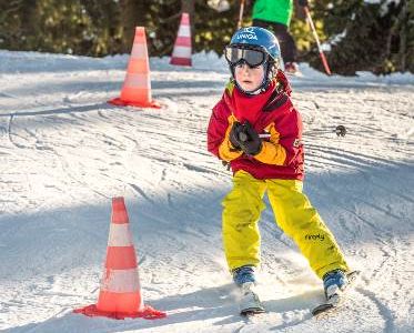 Frueh übt sich in der Skischule KinderKaiserland Scheffau am Wilden Kaiser lernen die Kleinen das Skilaufen von der Pike auf