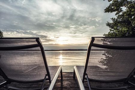 Das Schlossgut Oberambach hat ein eigenes Grundstueck mit Badesteg am Starnberger See