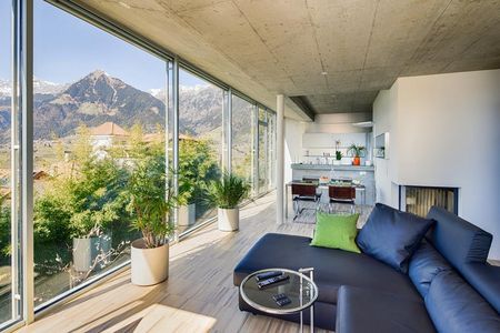 Das ganze Haus eine einzige Fensterfront, die neue Villa Alvarium in Schenna holt die Suedtiroler Sonne nach drinnen