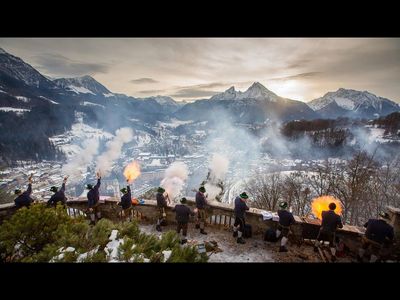 Dank der rund 3.000 Weihnachtsschuetzen, davon gut 1.100 aktive Mitglieder in 17 Vereinen, gehoert das Berchtesgadener Christkindl-Anschießen zu Bayerns immateriellem Kulturerbe