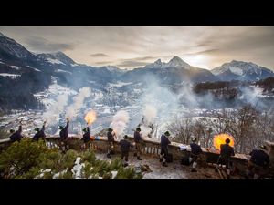 Dank der rund 3.000 Weihnachtsschuetzen, davon gut 1.100 aktive Mitglieder in 17 Vereinen, gehoert das Berchtesgadener Christkindl-Anschießen zu Bayerns immateriellem Kulturerbe Dank der rund 3.000 Weihnachtsschuetzen, davon gut 1.100 aktive Mitglieder in 17 Vereinen, gehoert das Berchtesgadener Christkindl-Anschießen zu Bayerns immateriellem Kulturerbe