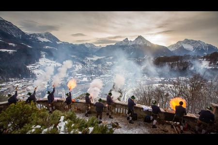 Dank der rund 3.000 Weihnachtsschuetzen, davon gut 1.100 aktive Mitglieder in 17 Vereinen, gehoert das Berchtesgadener Christkindl-Anschießen zu Bayerns immateriellem Kulturerbe