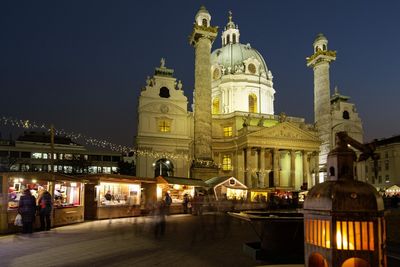 Adventsmarkt vor der Karlskirche