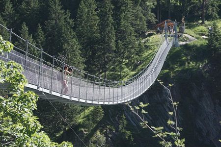 Panoramablick und Herzklopfen inklusive – die Holzgauer Haengebrücke überspannt die Hoehenbachtalschlucht und bietet zahlreiche Moeglichkeiten fuer Rundwanderungen durch das Tiroler Lechtal