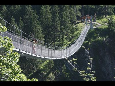Panoramablick und Herzklopfen inklusive – die Holzgauer Haengebrücke überspannt die Hoehenbachtalschlucht und bietet zahlreiche Moeglichkeiten fuer Rundwanderungen durch das Tiroler Lechtal