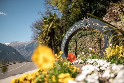 Puenktlich zur Wiedereroeffnung der Unterkunftsbetriebe am 25. Mai 2020 begruesst die Suedtiroler Gemeinde Schenna ihre Gaeste mit einem neuen Willkommensschild am Ortseingang