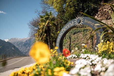 Puenktlich zur Wiedereroeffnung der Unterkunftsbetriebe am 25. Mai 2020 begruesst die Suedtiroler Gemeinde Schenna ihre Gaeste mit einem neuen Willkommensschild am Ortseingang