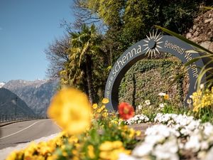 Puenktlich zur Wiedereroeffnung der Unterkunftsbetriebe am 25. Mai 2020 begruesst die Suedtiroler Gemeinde Schenna ihre Gaeste mit einem neuen Willkommensschild am Ortseingang