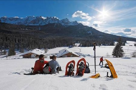 Pause mit Gratis-Solarium waehrend einer Schneeschuhwanderung direkt ab Roter Hahn Hof in Suedtirol