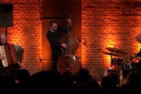 Drei höchst unterschiedliche Charaktere bringen ihren diversen musikalischen Erfahrungsschatz ein