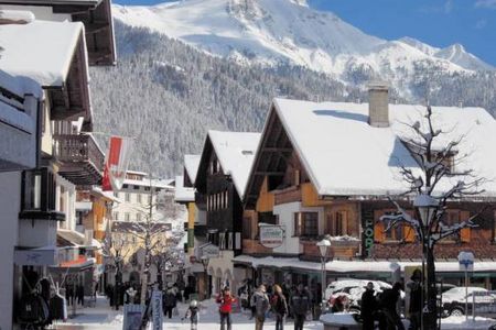 In St. Anton am Arlberg ist alles gut erreichbar – die Talstationen der Bergbahnen sind im Ort, Geschäfte und Restaurants ebenfalls. Der Bahnhof St. Anton am Arlberg befindet sich im Zentrum, alle wichtigen internationalen Schnellzüge halten hier und die internationalen Flughäfen Innsbruck, Zürich, München, Memmingen und Friedrichshafen haben eine gute Anbindung.