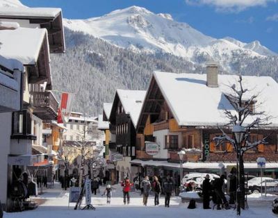 In St. Anton am Arlberg ist alles gut erreichbar – die Talstationen der Bergbahnen sind im Ort, Geschäfte und Restaurants ebenfalls. Der Bahnhof St. Anton am Arlberg befindet sich im Zentrum, alle wichtigen internationalen Schnellzüge halten hier und die internationalen Flughäfen Innsbruck, Zürich, München, Memmingen und Friedrichshafen haben eine gute Anbindung.