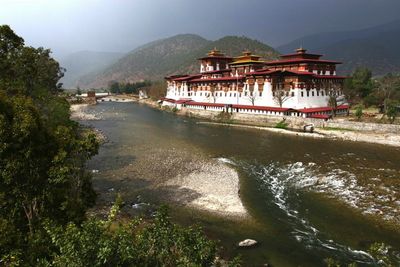 Eine ganz besondere Destination bewirbt der Münchner Reiseveranstalter nun mit einer eigenen Website. Bhutan, das Land im Himalaya wird auch als die Heimat des Glücks bezeichnet.
