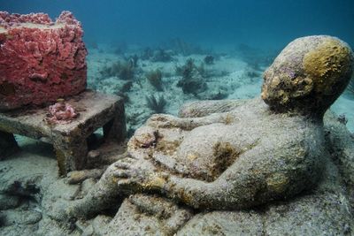 Liegender Mann im Meer - Lanzerote Liegender Mann im Meer - Lanzerote