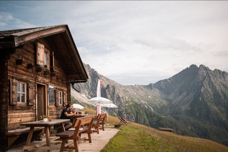Südtiroler Hausmannskost aus regionalen Zutaten genießen Gäste der Assenhütte mit weiter Aussicht über Schenna und den gesamten Meraner Talkessel