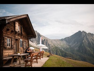 Südtiroler Hausmannskost aus regionalen Zutaten genießen Gäste der Assenhütte mit weiter Aussicht über Schenna und den gesamten Meraner Talkessel