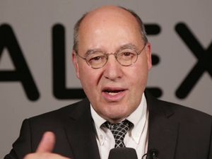 Gregor Gysi wuerde aus heutiger Sicht, nicht mehr in die Politik gehen, es war zu hart in der Anfangszeit, sagt er