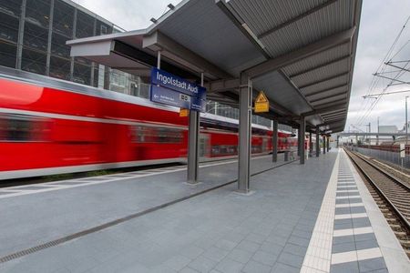 Nix mit Preissenkung bei der Bahn, dafuer bekommt der Fahrzeugbauer Audi im Werk seinen eigenen Bahnhof