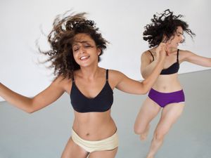 RISING TANZ Shira Eviatar und Anat Amrani CHOREOGRAFIE Shira Eviatar RISING TANZ Shira Eviatar und Anat Amrani CHOREOGRAFIE Shira Eviatar