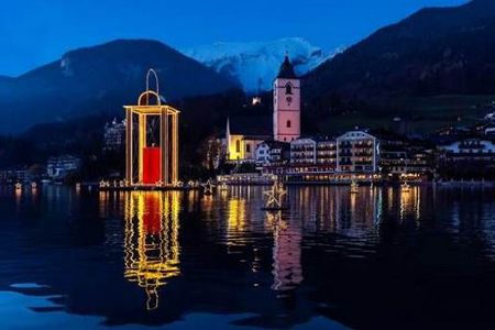 Wer nahe dem Wolfgangseer Advent uebernachten will, checkt im Kirchenwirt in Strobl ein eines von insgesamt 1.000 Hotels bei urlaubsbox