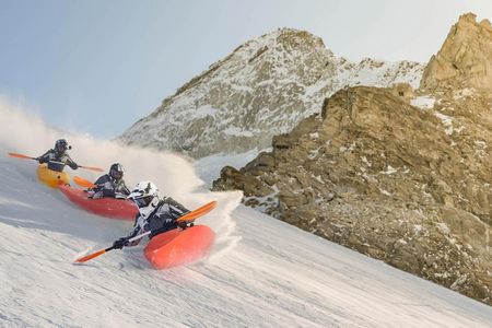 Aus Tirol ins Fernsehen am 14. und 15. Dezember 2018 sausen Prominente bei Die ProSieben Wintergames in Kajaks ueber die Piste ins Zielstadion von St. Anton am Arlberg