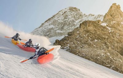 Aus Tirol ins Fernsehen am 14. und 15. Dezember 2018 sausen Prominente bei Die ProSieben Wintergames in Kajaks ueber die Piste ins Zielstadion von St. Anton am Arlberg