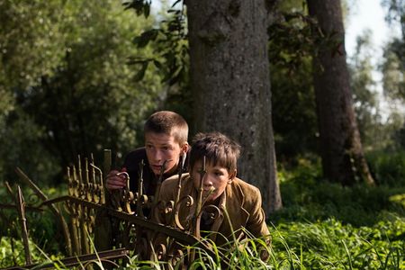 Film Wolfskinder im Wald auf der Lauer