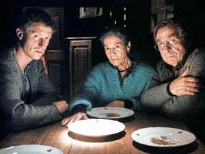 Nun hat der Tod im wahren Leben auch Hannelore Elsner ereilt. Hannelore Elsner und Elmar Wepper hier in KIRSCHBLUETEN & DAEMONEN
