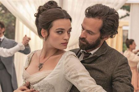 Romain Duris und Emma Mackey spielen die Hauptrollen in EIFFEL IN LOVE