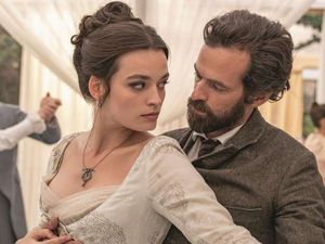 Romain Duris und Emma Mackey spielen die Hauptrollen in EIFFEL IN LOVE Romain Duris und Emma Mackey spielen die Hauptrollen in EIFFEL IN LOVE