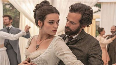 Romain Duris und Emma Mackey spielen die Hauptrollen in EIFFEL IN LOVE