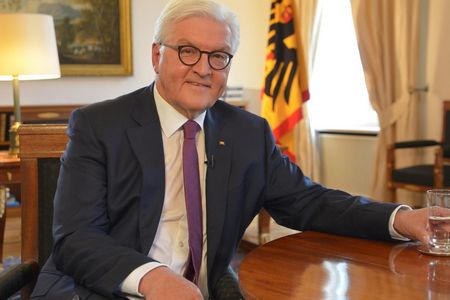 Steinmeier warnt vor AfD-Agenda. Panik bei CDU, CSU und SPD. Deutschlands juengste Partei die AfD, die liegt erstmals gleichauf mit Deutschlands aeltester Partei, der SPD