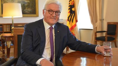 Steinmeier warnt vor AfD-Agenda. Panik bei CDU, CSU und SPD. Deutschlands juengste Partei die AfD, die liegt erstmals gleichauf mit Deutschlands aeltester Partei, der SPD