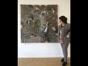 Beate Duesterberg, Initiatorin der Kunstinitiative Wurzeln und Flügel e.V. stellt das beeindruckende Werk von Gerhard Hoehme vor Beate Duesterberg, Initiatorin der Kunstinitiative Wurzeln und Flügel e.V. stellt das beeindruckende Werk von Gerhard Hoehme vor