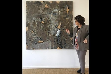 Beate Duesterberg, Initiatorin der Kunstinitiative Wurzeln und Flügel e.V. stellt das beeindruckende Werk von Gerhard Hoehme vor
