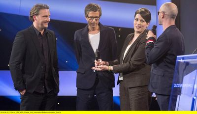 Die Preisträger in der Kategorie Mehrkamera-Produktion Christoph Griep, Sven Haeusler und Sonja Schneider mit ihrem Laudator Tony Mono.