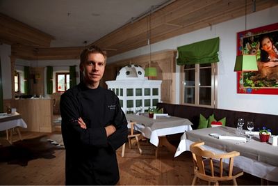 Am 21. September 2012 fand ein außergewöhnliches kulinarisches Zusammenspiel im hotel-eigenen Gourmetrestaurant HEIMATLIEBE des Grand SPA Resort A-ROSA in Kitzbühel statt. Der 32.-jährige österreichische Spitzenkoch Andreas Senn lud 30 ausgewählte Gäste auf eine Geschmackserlebnisreise der besonderen Art ein, die er "Heimatliebe meets Kobe Beef Austria"nannte. Es war eine genussvolle Kooperation mit Österreichs erstem Wagyu-Züchter Gerhard Zadrobilek.