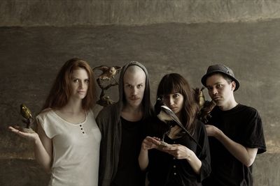 Musik Jazz: Schneeweiss & Rosenrot veröffentlichen ein neues Musikvideo mit dem Titel "Miss Palsy", aus dem Album "Pool"