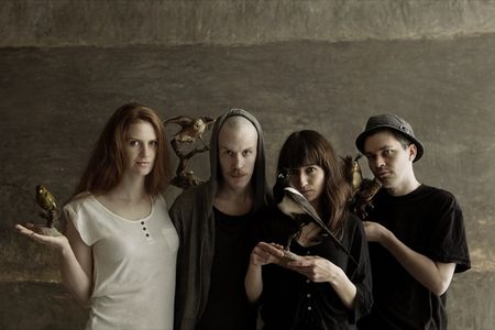 Musik Jazz: Schneeweiss & Rosenrot veröffentlichen ein neues Musikvideo mit dem Titel "Miss Palsy", aus dem Album "Pool"
