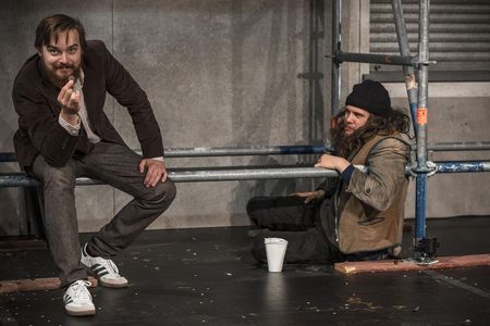 Fuenf Menschen, die versuchen, sich in einer zur Markthalle verkommenen Welt zu behaupten