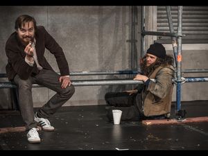 Fuenf Menschen, die versuchen, sich in einer zur Markthalle verkommenen Welt zu behaupten