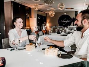Sterne-Kurztrip fuer Gourmets bei der Kulinarischen Rundreise im Hotel Vier Jahreszeiten Starnberg in Oberbayern genießen Gaeste Menues in beiden hauseigenen Restaurants Sterne-Kurztrip fuer Gourmets bei der Kulinarischen Rundreise im Hotel Vier Jahreszeiten Starnberg in Oberbayern genießen Gaeste Menues in beiden hauseigenen Restaurants
