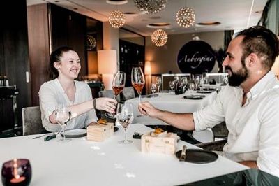 Sterne-Kurztrip fuer Gourmets bei der Kulinarischen Rundreise im Hotel Vier Jahreszeiten Starnberg in Oberbayern genießen Gaeste Menues in beiden hauseigenen Restaurants